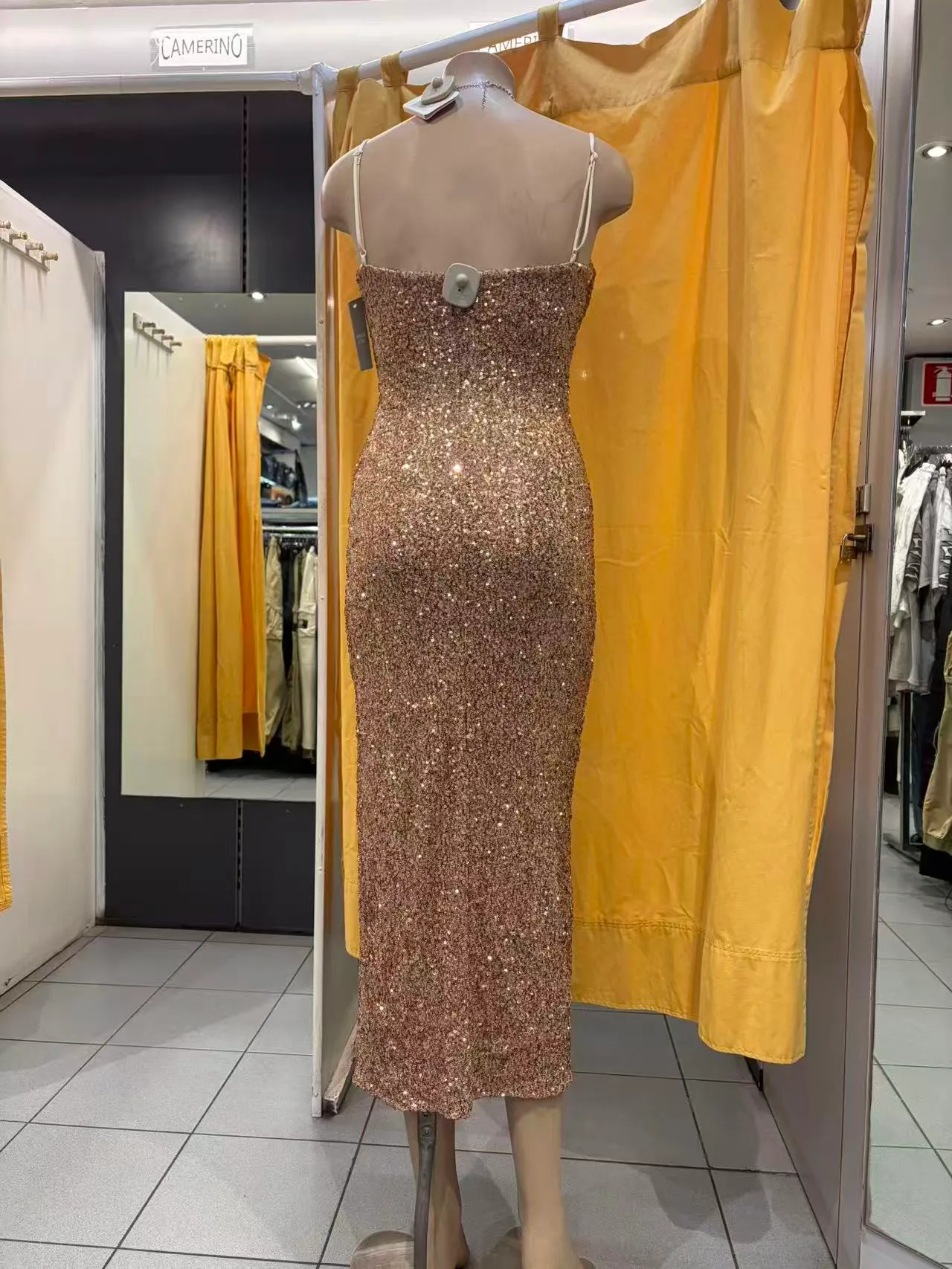Abito lungo rosa oro con paillettes e spalline sottili, vista posteriore