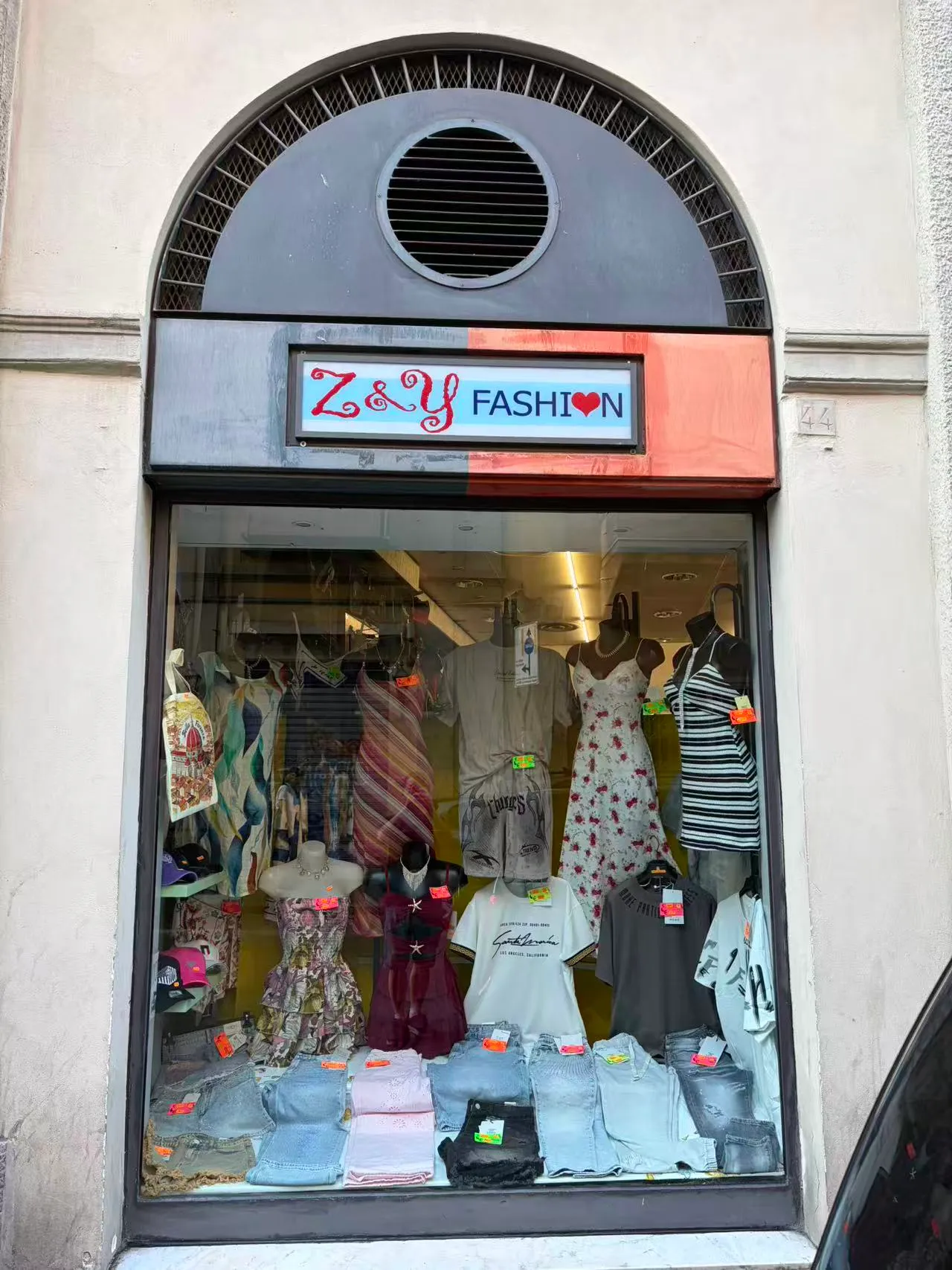 Vetrina del negozio Z&Y Fashion in Via Nazionale a Firenze
