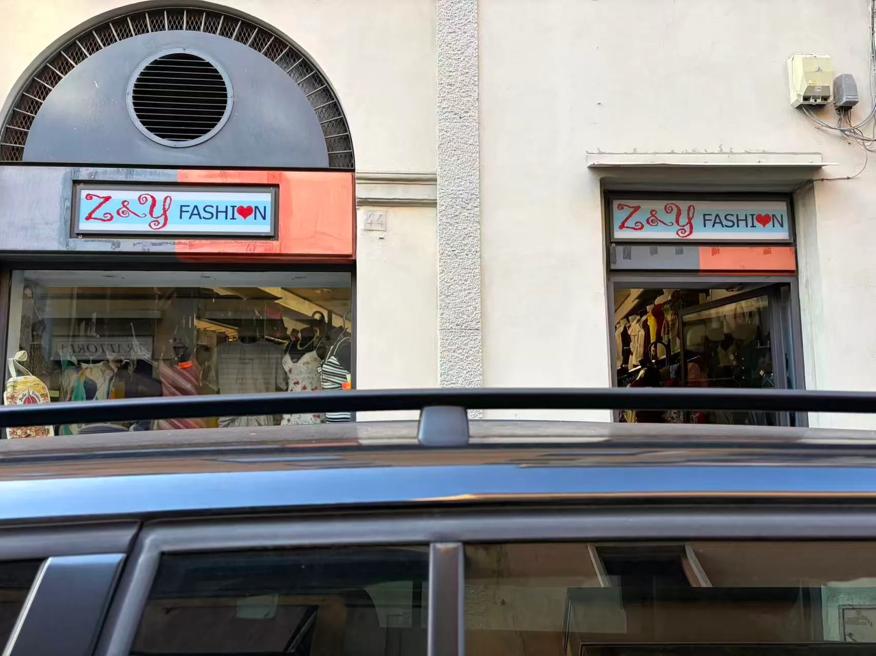 Esterno e insegna del negozio Z&Y Fashion a Firenze