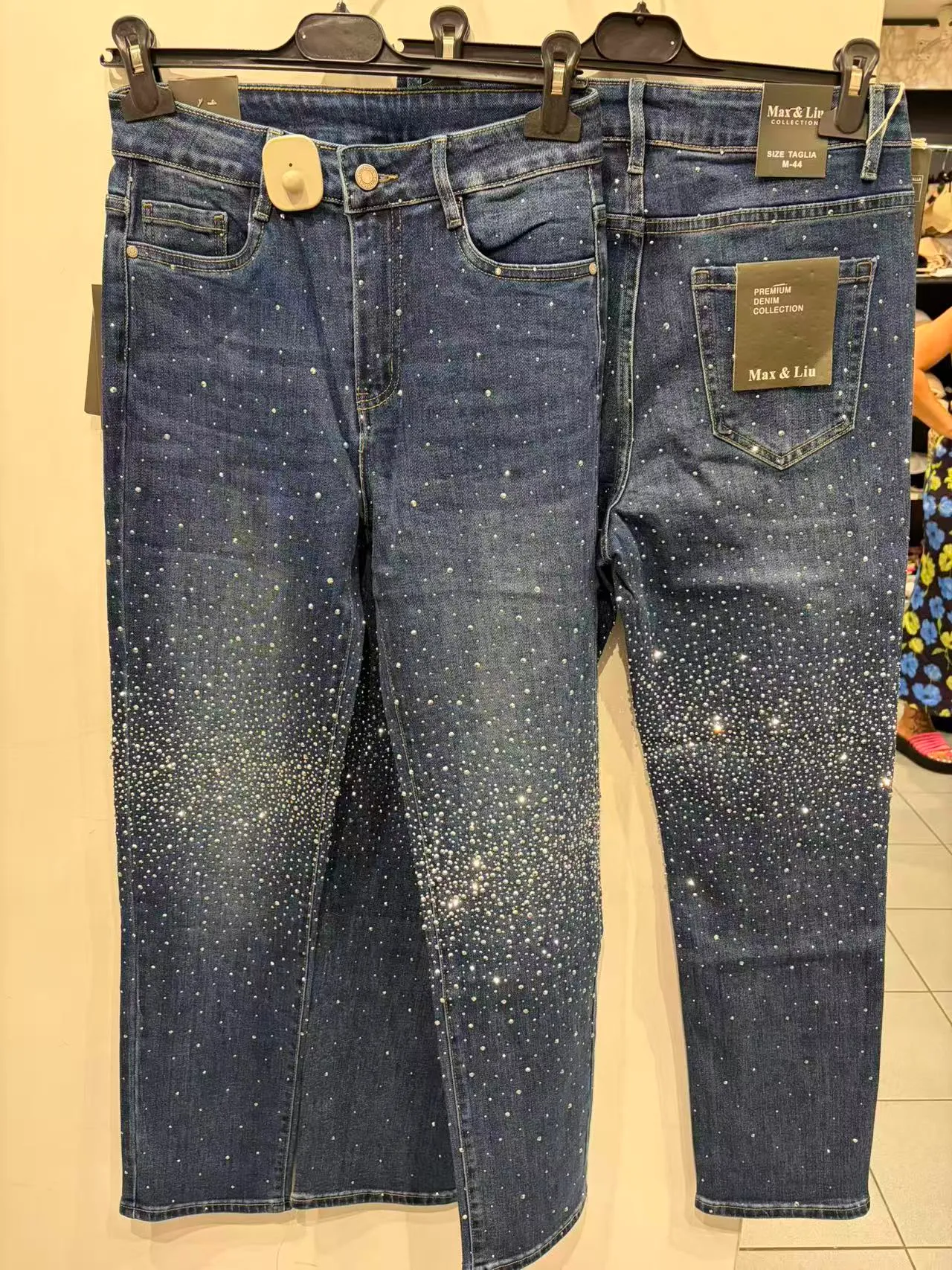 Pantaloni blu dritti con dettagli puntinati chiari, vista frontale