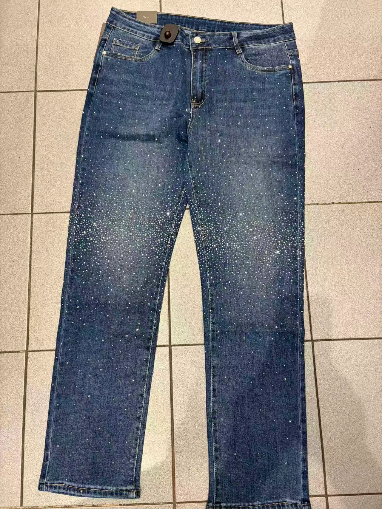 Jeans dritti blu decorati con strass sfumati sulle gambe, vista frontale