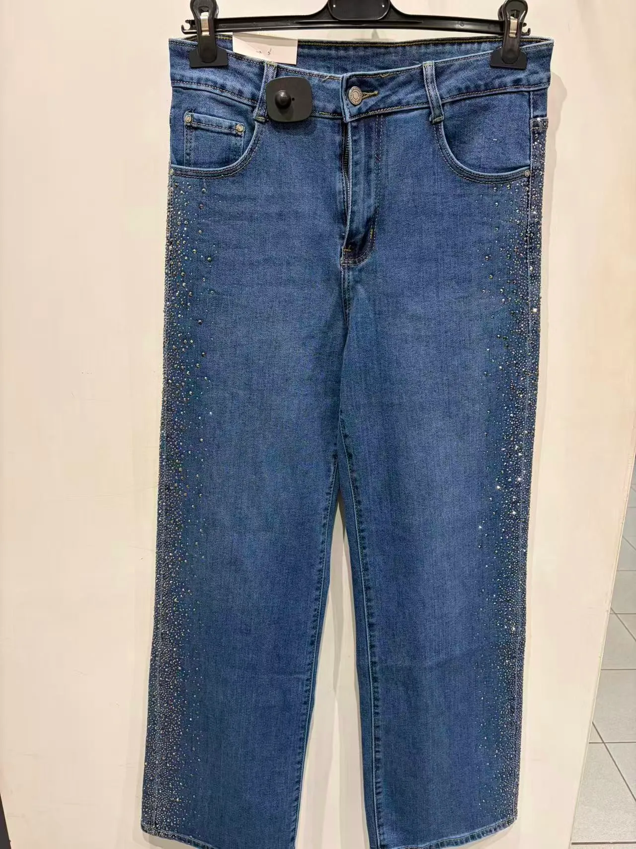 Pantaloni blu dritti stile denim con cinque tasche, vista frontale