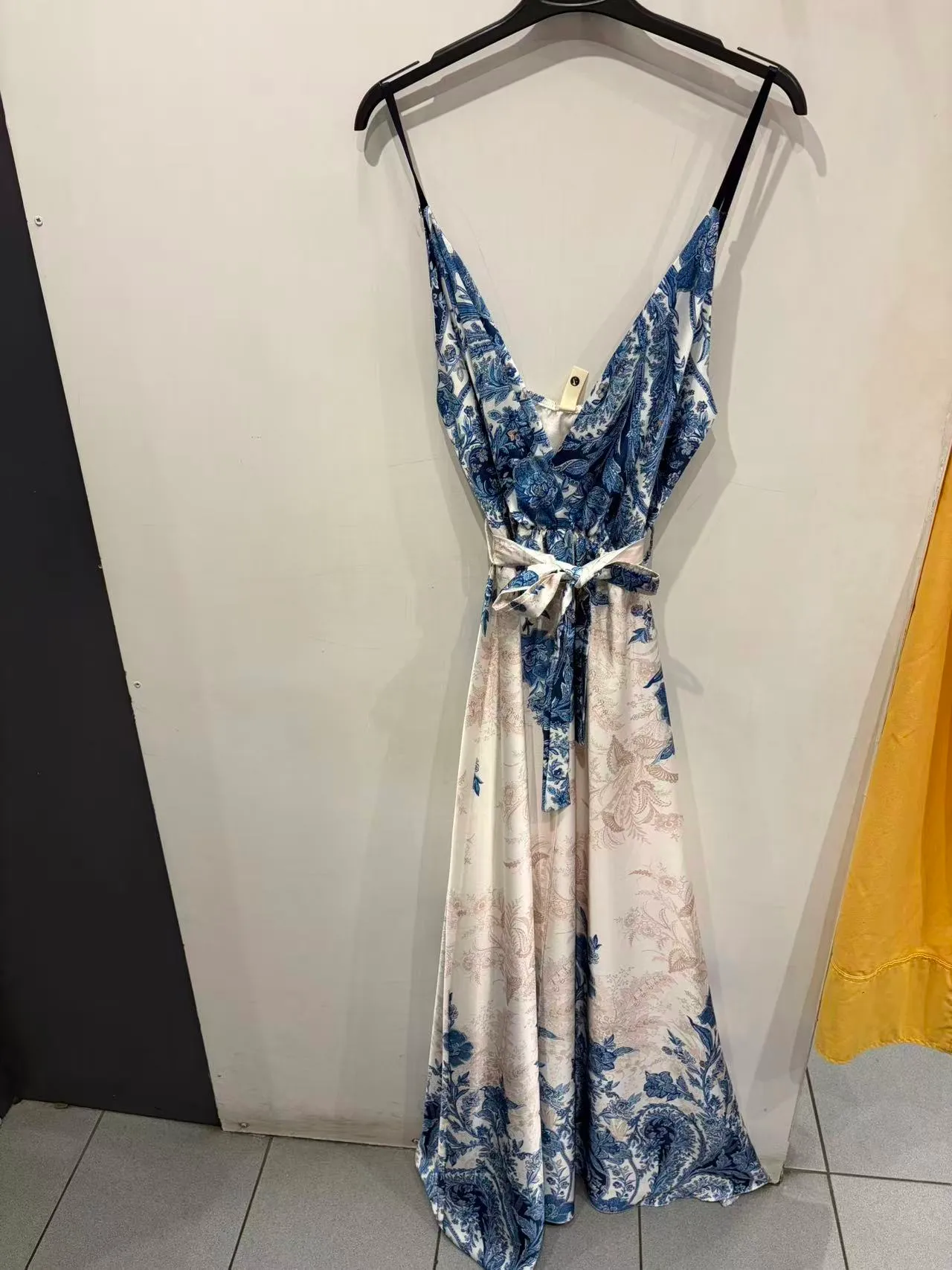 Abito mini bianco e blu con stampa floreale e laccio in vita, vista frontale