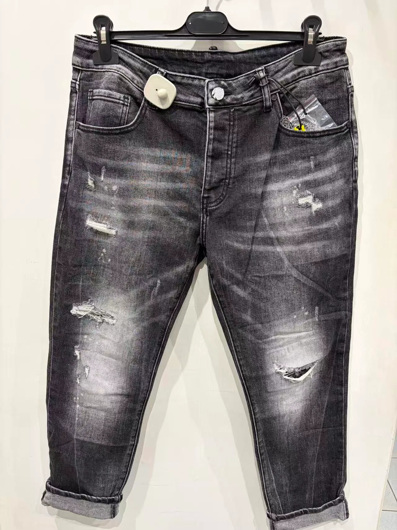 Jeans cropped antracite con lavaggio sfumato, strappi e risvolti, vista frontale