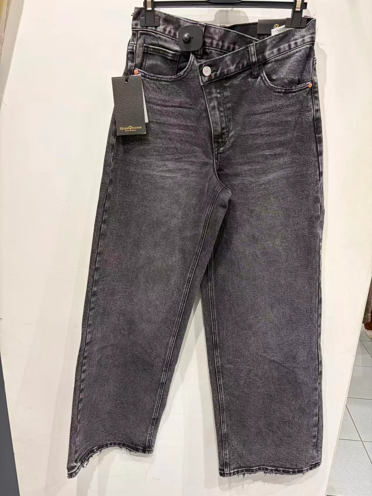 Pantaloni antracite corti con dettagli metallici laterali, vista frontale