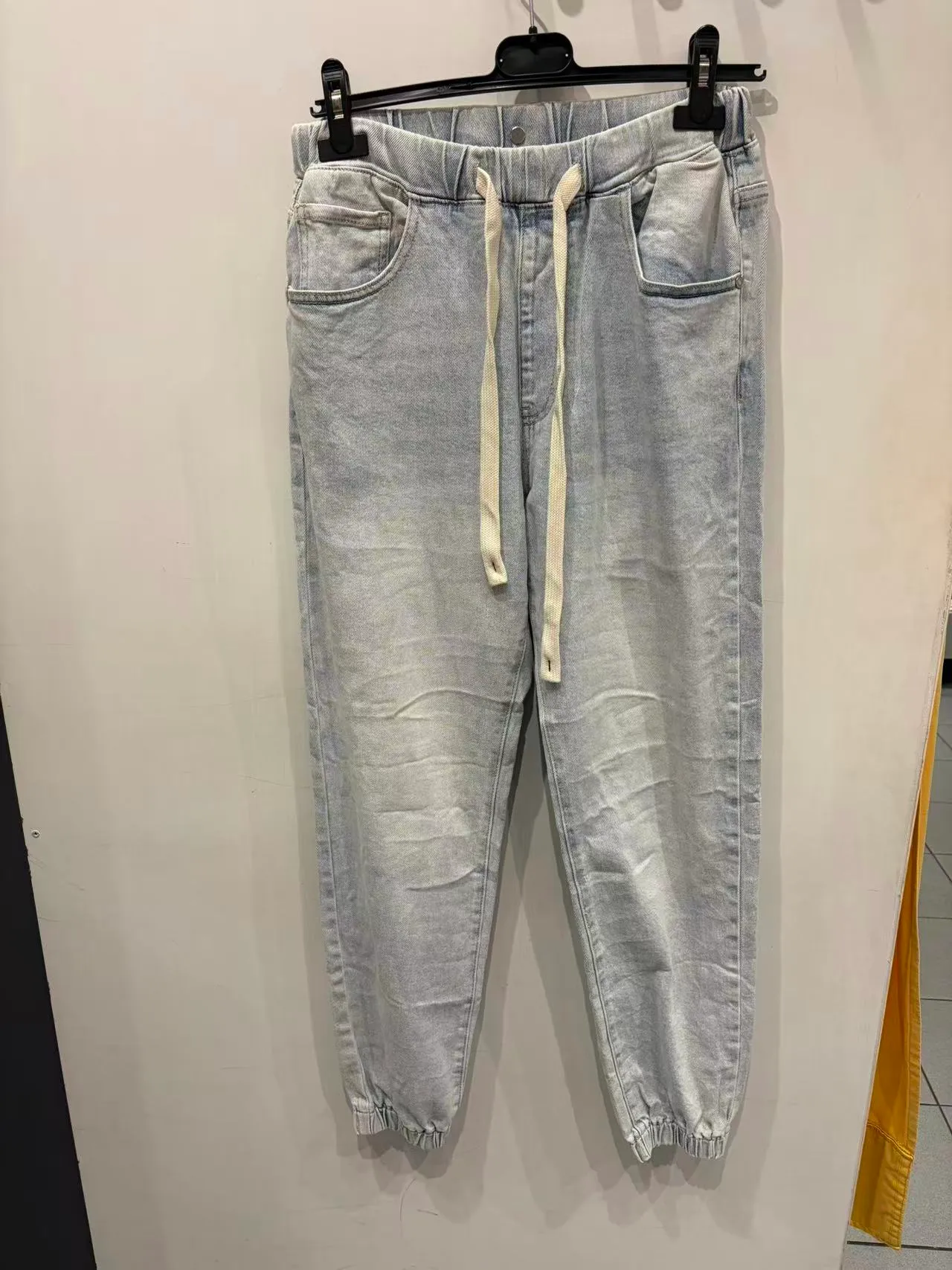 Pantaloni jogger grigi con coulisse lunga, vista frontale