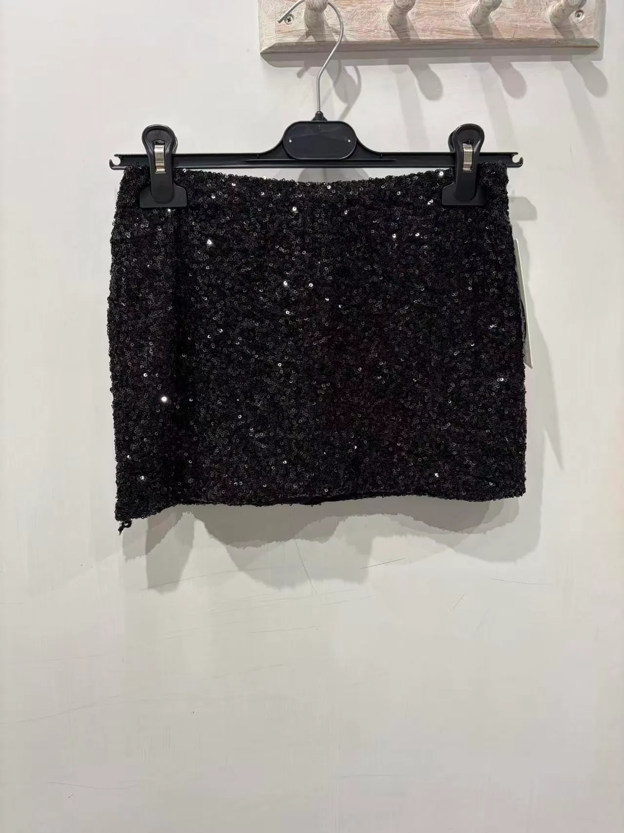 Minigonna nera aderente interamente decorata con paillettes, vista frontale