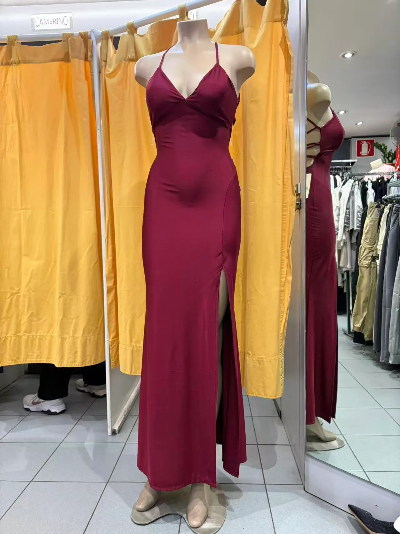 Abito lungo bordeaux con scollo a V, spalline sottili e spacco laterale, vista frontale