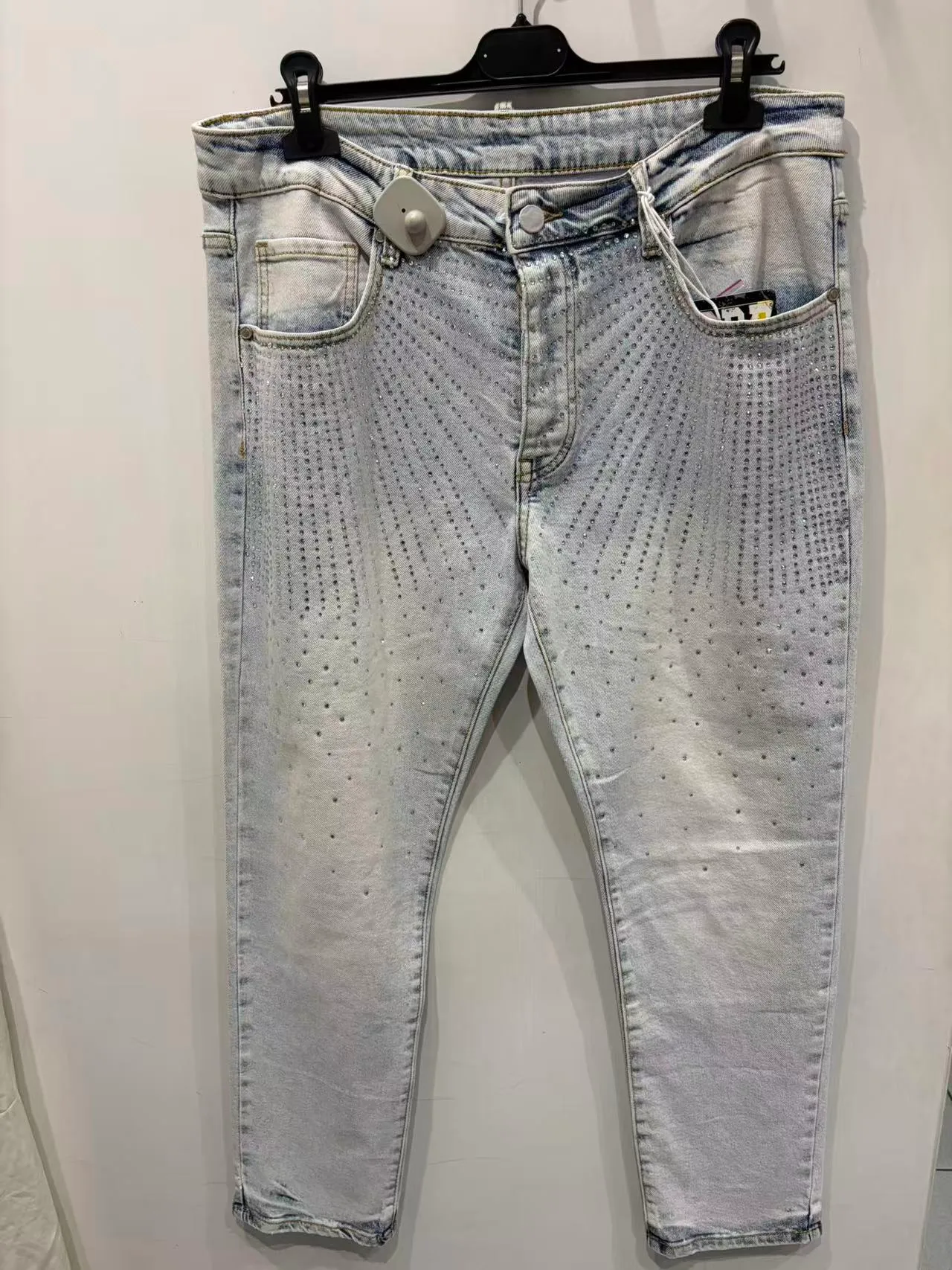 Pantaloni azzurri slim con piccoli dettagli luminosi, vista frontale