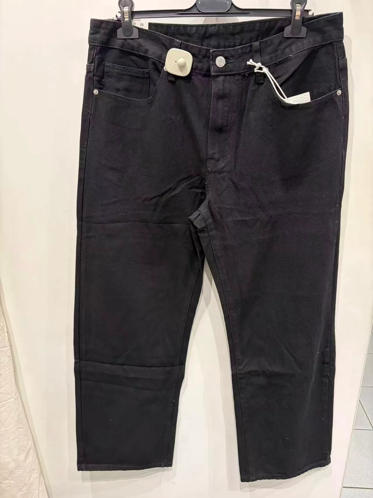 Pantaloni neri slim con tasche laterali e cuciture articolate, vista frontale