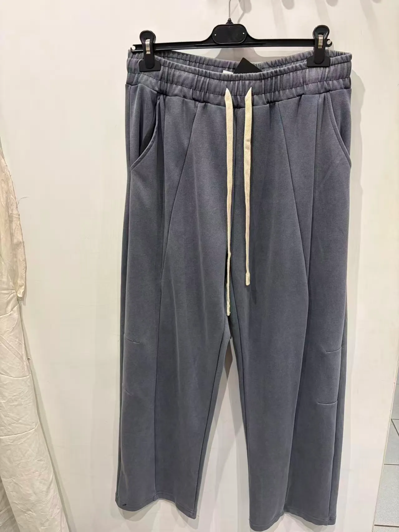 Pantaloni antracite dal taglio relaxed con coulisse, pieghe e dettagli applicati, vista frontale