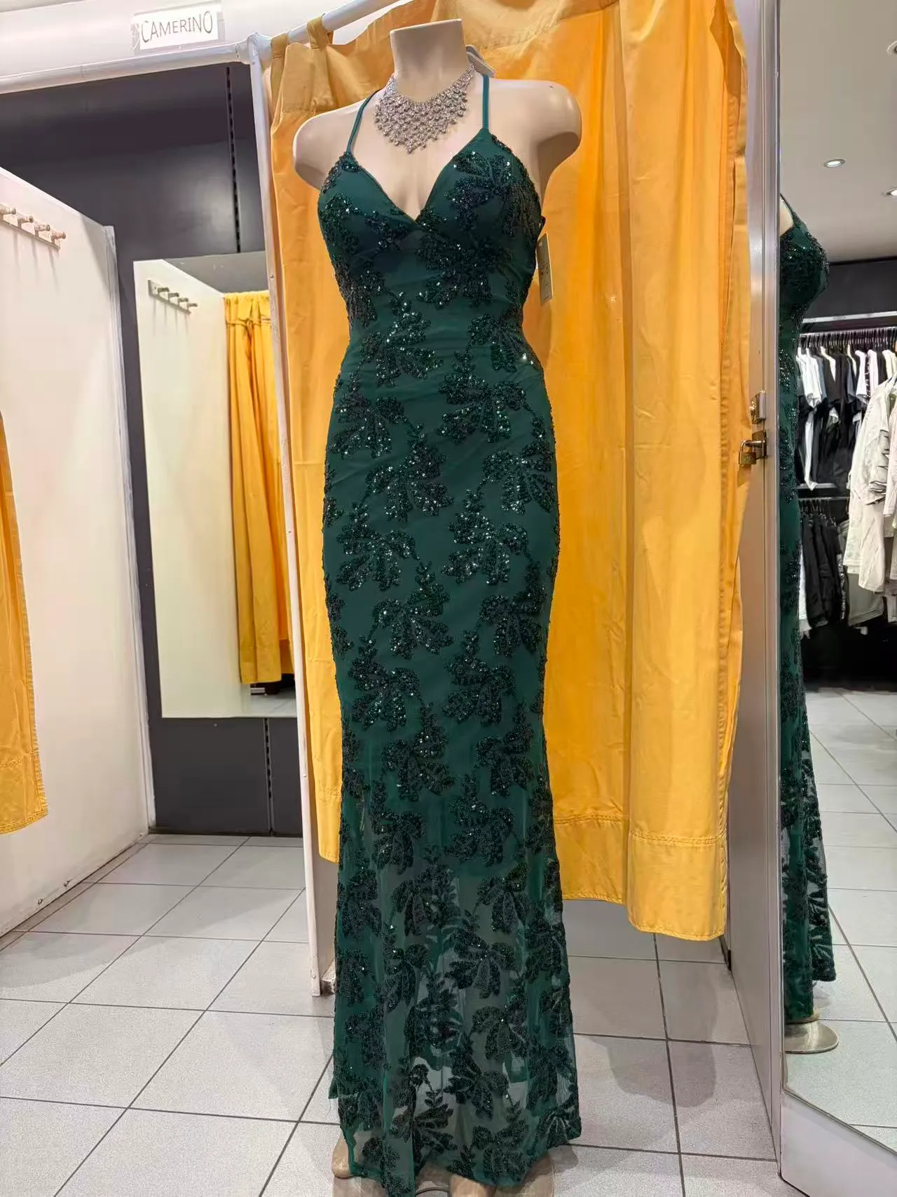 Abito lungo verde smeraldo con paillettes, scollo a V e spalline sottili, vista frontale