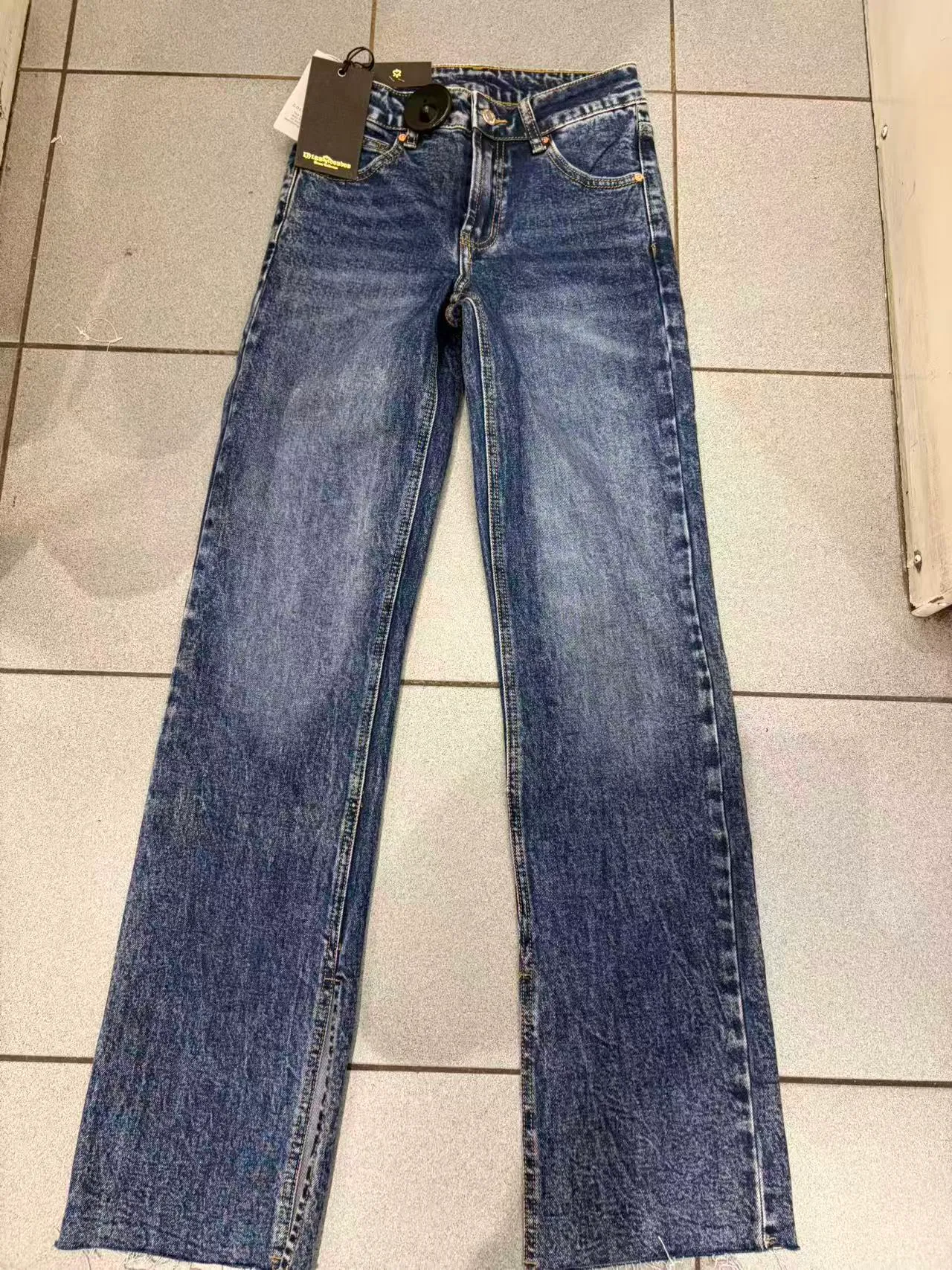Jeans blu a zampa con lavaggio sfumato, vista frontale