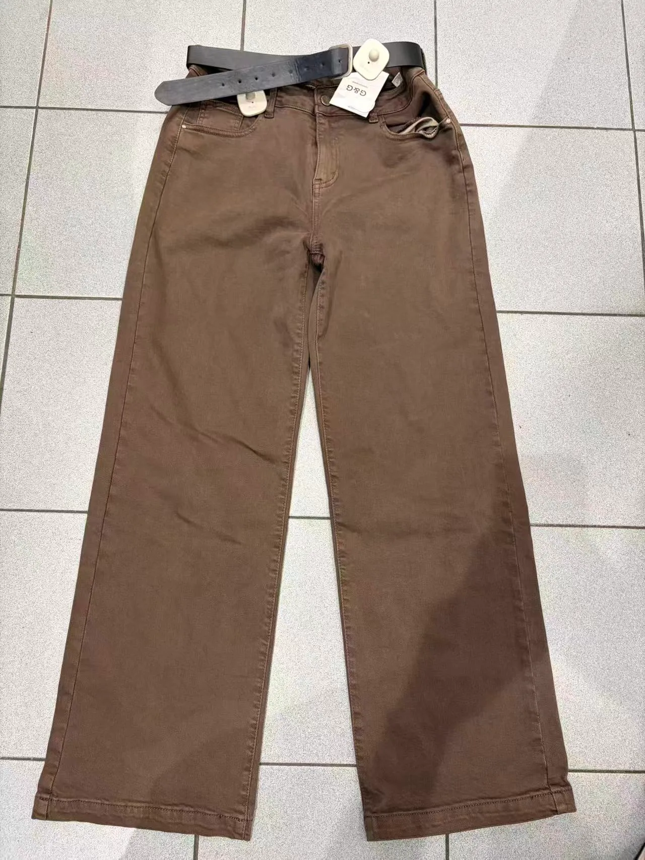 Pantaloni dritti marroni in tinta unita con cintura nera, vista frontale