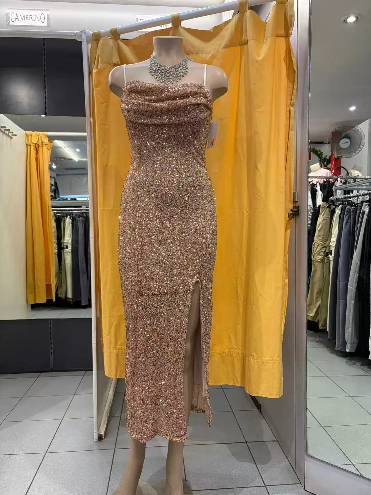 Abito lungo rosa oro con paillettes, spalline sottili e spacco, vista frontale