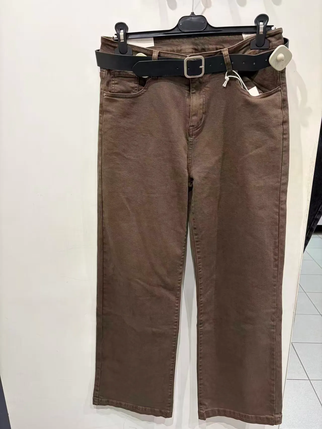 Pantaloni marroni dritti con cintura nera, vista frontale