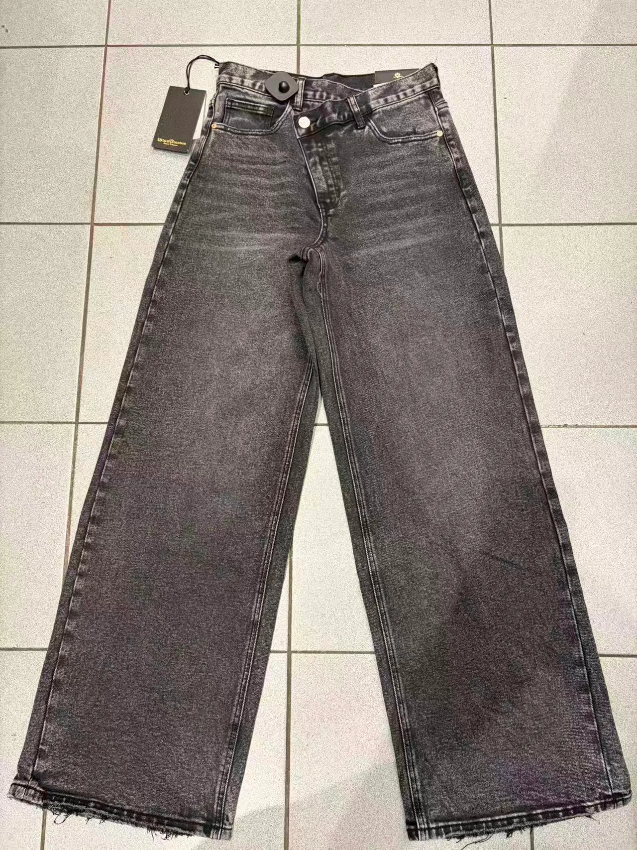 Jeans antracite a gamba larga con lavaggio sfumato e orlo grezzo, vista frontale
