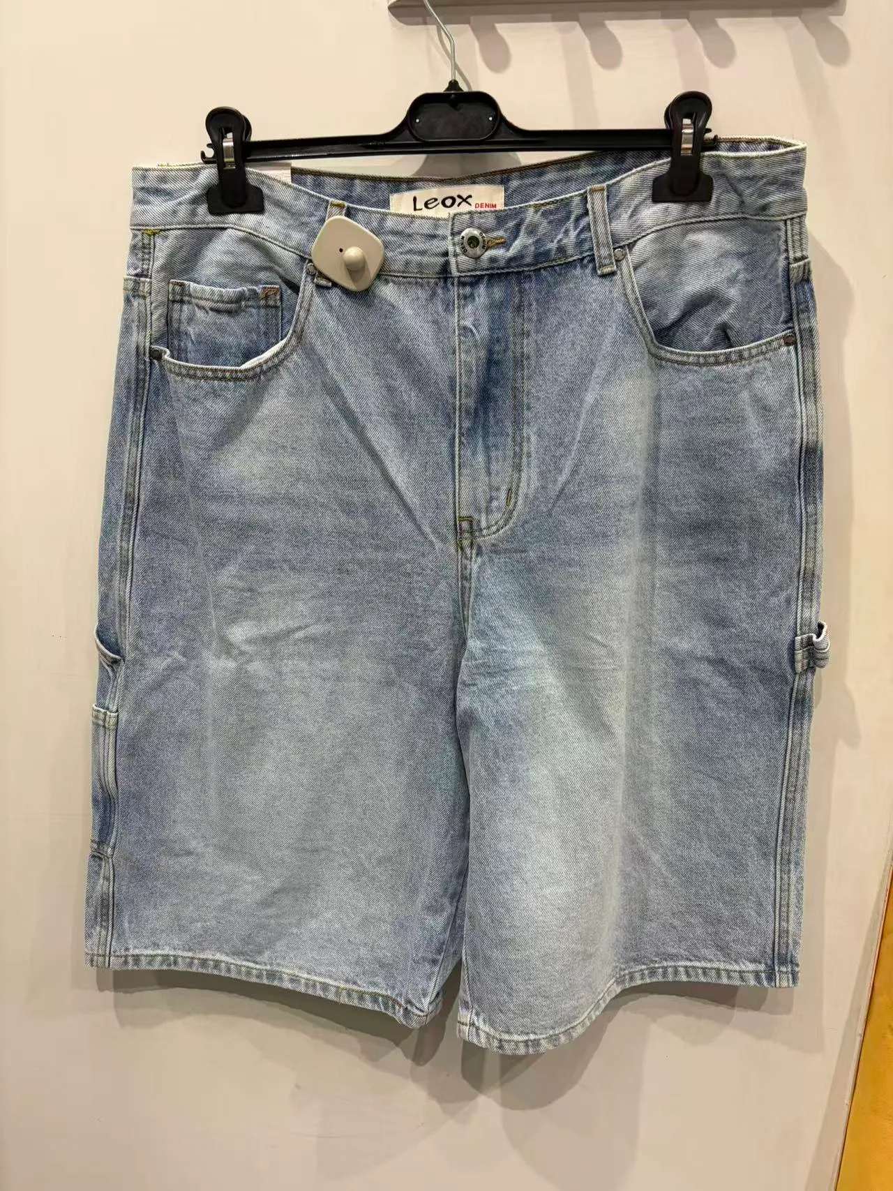 Bermuda blu stile denim con cinque tasche, vista frontale
