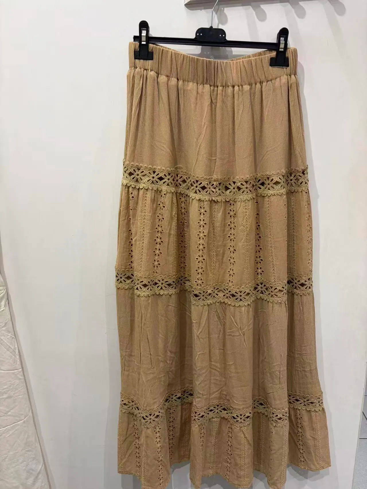 Gonna lunga beige a balze con inserti traforati in pizzo, vista frontale