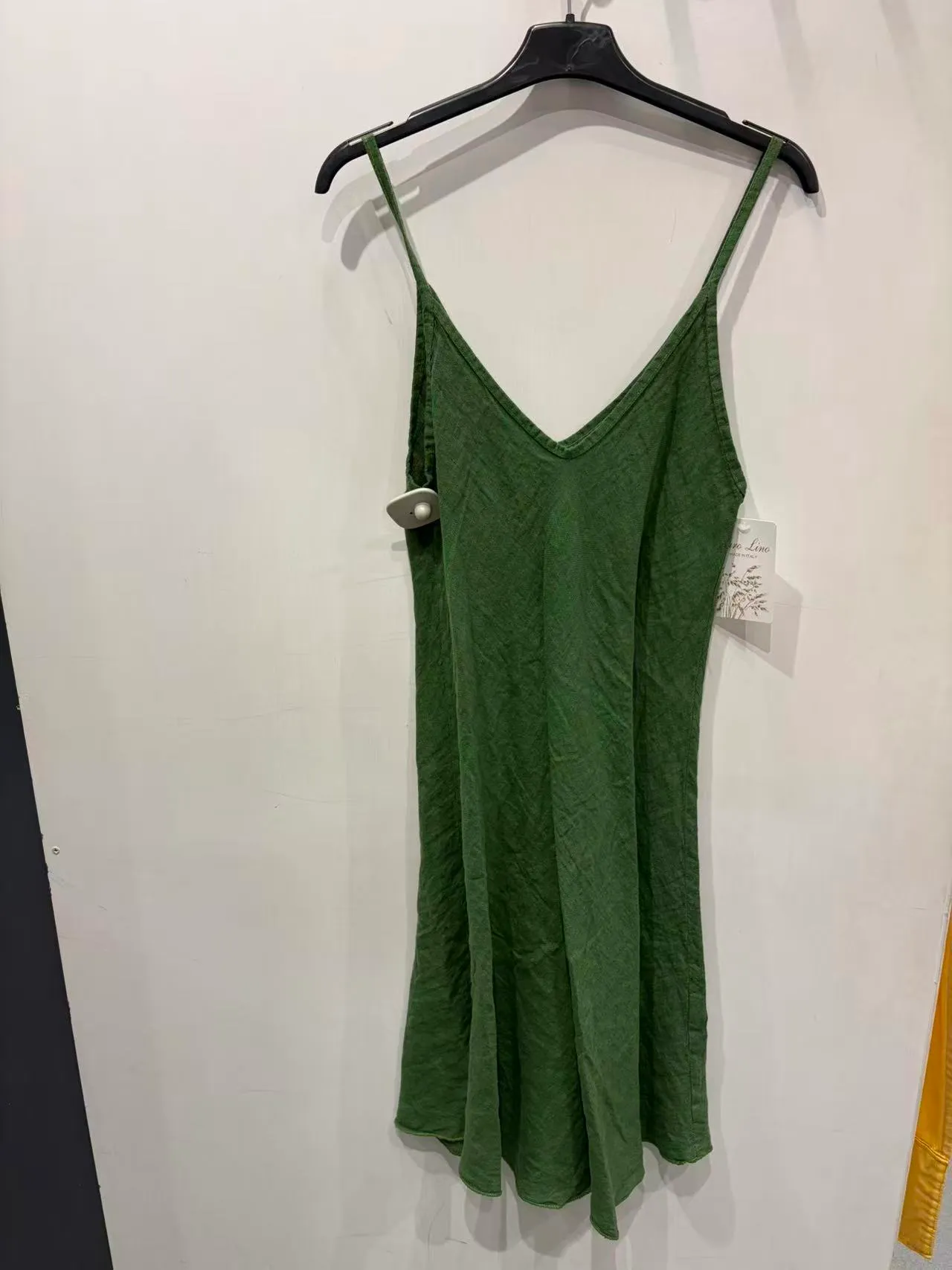 Abito verde con spalline sottili e scollo a V, vista frontale