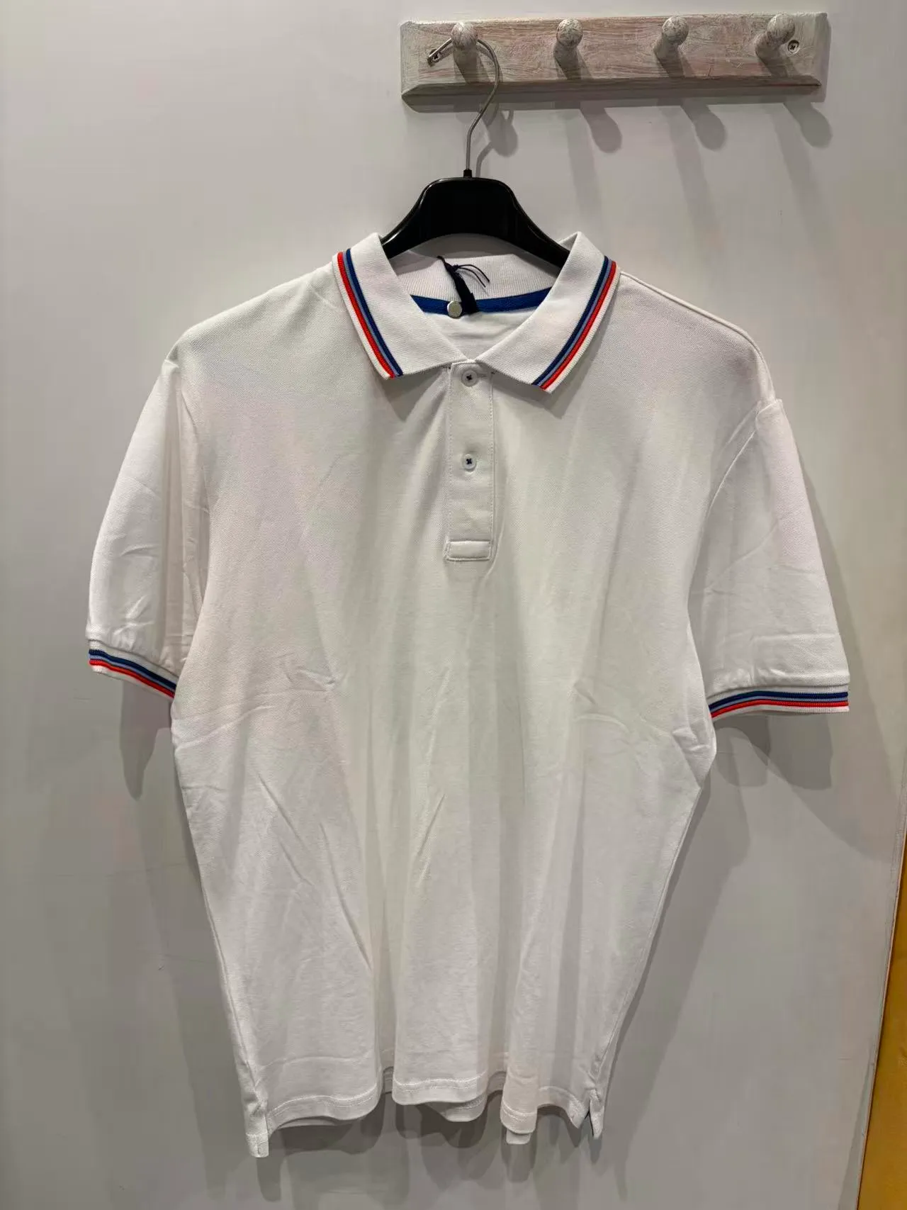 Camicia bianca a maniche corte con colletto e profili a contrasto, vista frontale