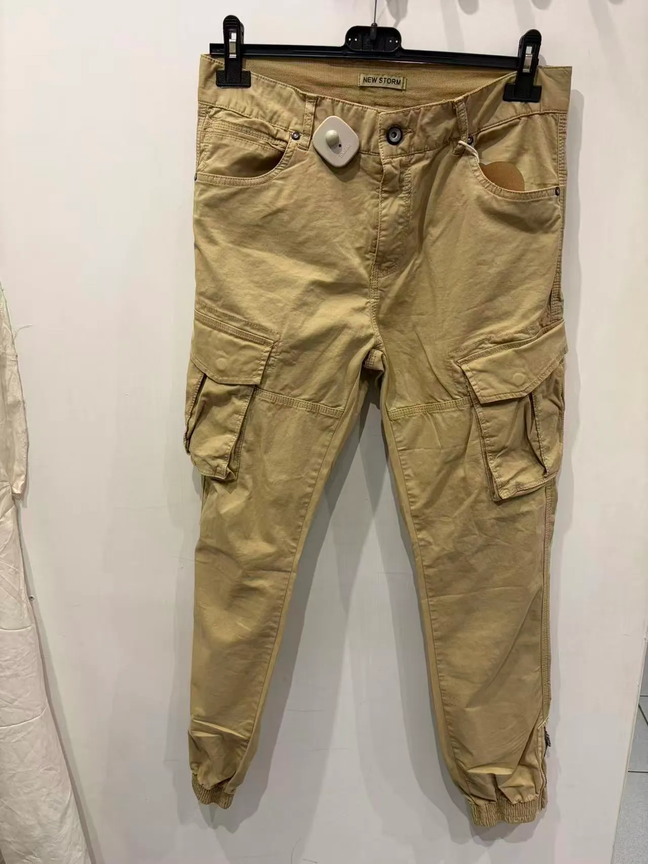 Pantaloni jogger cargo beige con tasche laterali e fondo elasticizzato, vista frontale