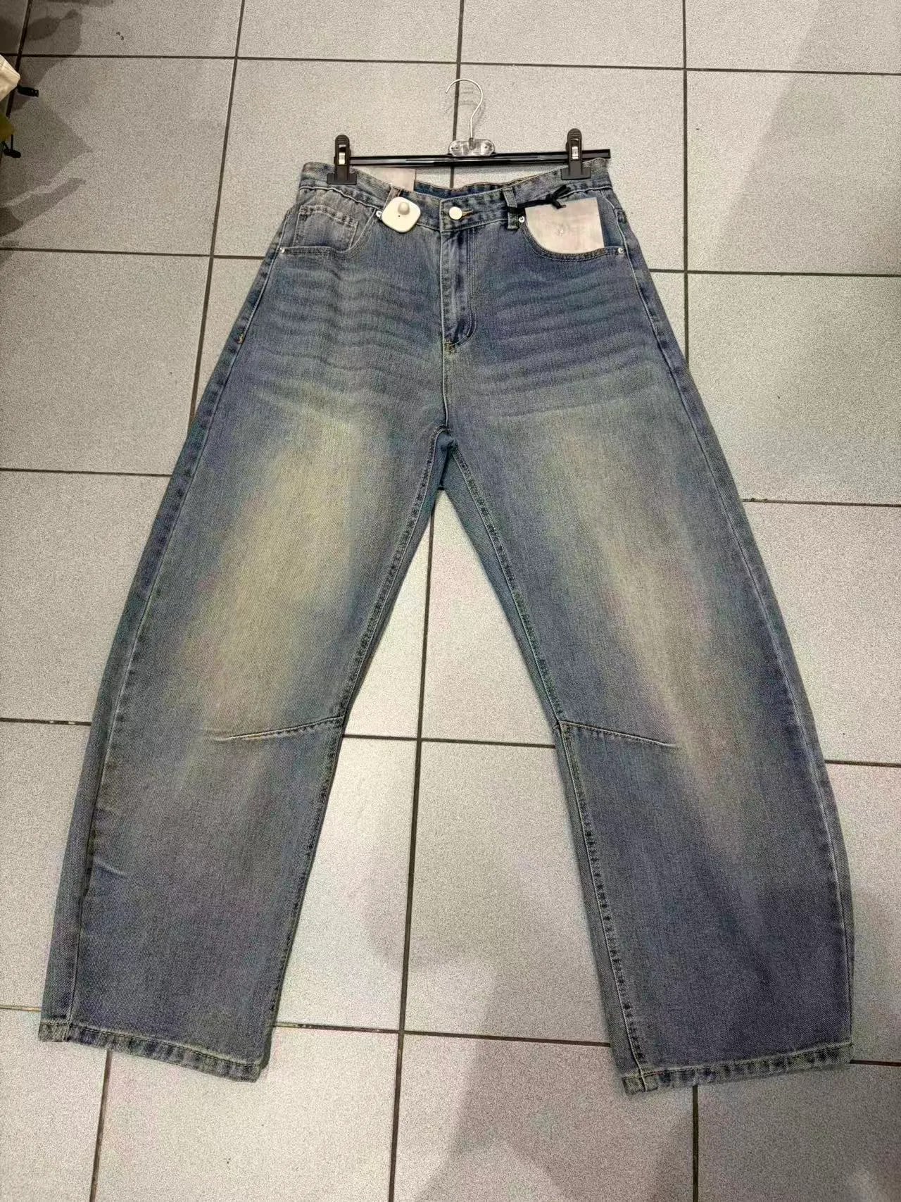 Jeans blu a gamba larga con lavaggio sfumato e cuciture sulle ginocchia, vista frontale