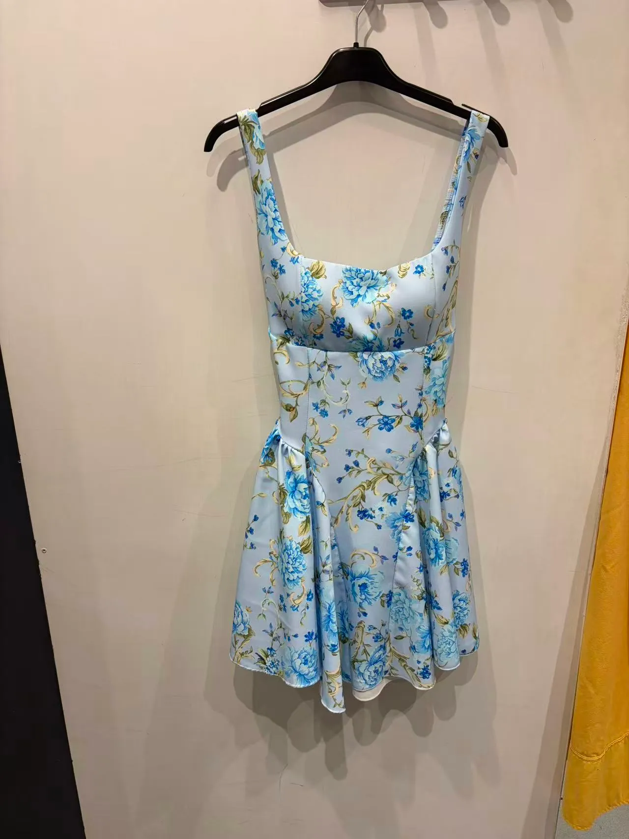 Abito mini azzurro con spalline annodate e stampa floreale, vista frontale