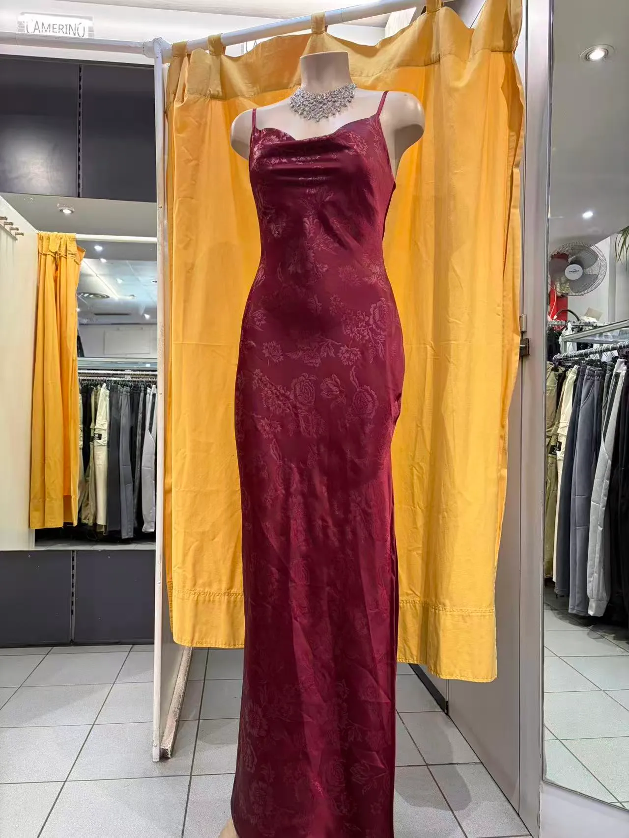 Abito lungo bordeaux con motivo floreale, spalline sottili e scollo drappeggiato, vista frontale