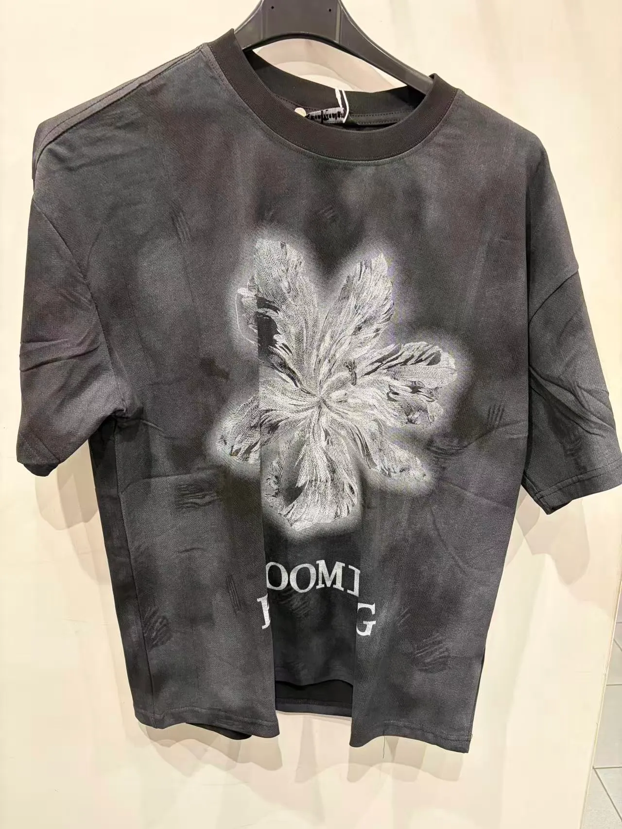 T-shirt antracite con grande grafica floreale chiara, vista frontale
