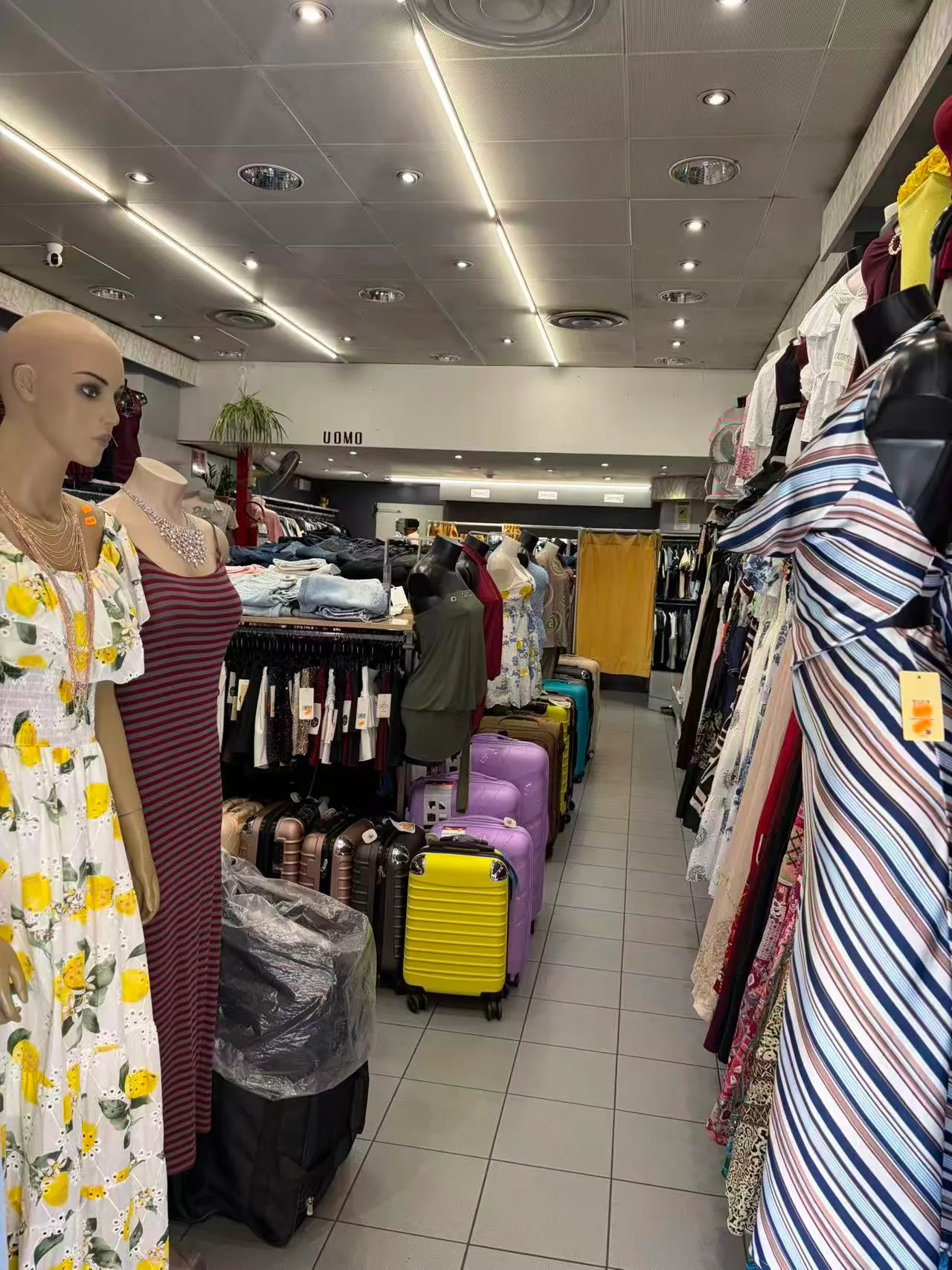 Interno del negozio Z&Y Fashion con capi esposti